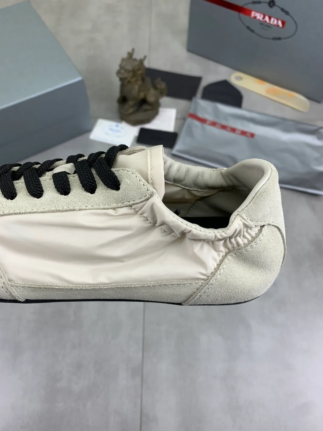 Men's shoes 💰P500💰【New style】hot style is on the official website, 🆘 Trendy brand (Prada) mainly promotes hot style, avant-garde and versatile fashion men's shoes private version mold opening, cowhide surface splicing 1:1 replica... fashionable and simple, original imported cowhide lining cowhide feet; the atmosphere and personality are more fashionable, eye-catching and pursuing class. It will subvert the old idea and be a must-have for fashion trendsetters with you! Must keep it for yourself! Tall and comfortable, large and low, high-end quality workmanship. Size: 38-44; 6️⃣colors available.